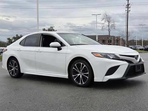 Used 2019 Toyota Camry SE image 4