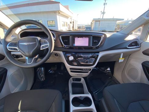 Used 2024 Chrysler Voyager LX image 35