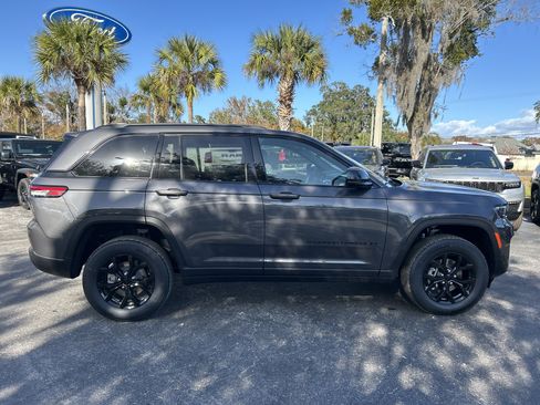 New 2025 Jeep Grand Cherokee Altitude image 9