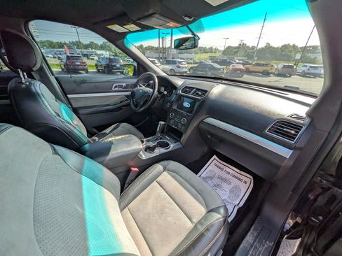 Used 2017 Ford Explorer XLT w/ Equipment Group 202A FWD image 31