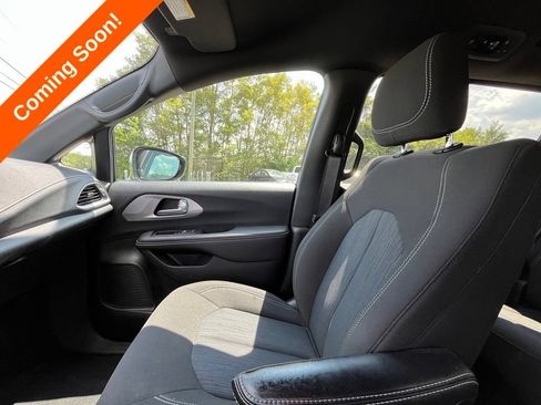 Used 2024 Chrysler Pacifica Touring FWD image 24