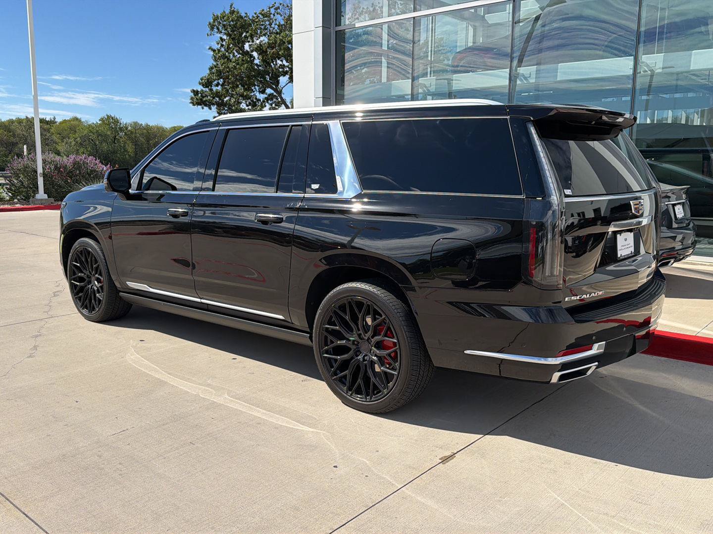Used 2025 Cadillac Escalade ESV Premium Luxury w/ Touring Package AWD/4WD image 3