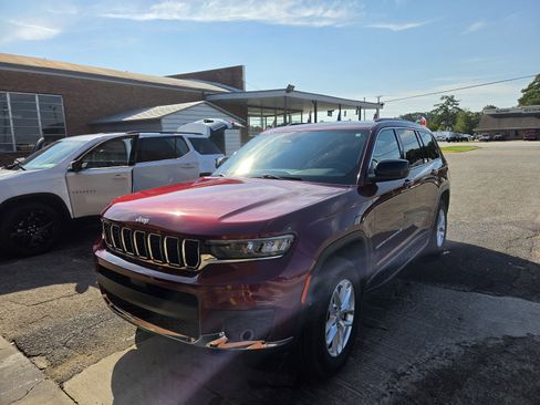 Used 2024 Jeep Grand Cherokee L Laredo RWD image 3