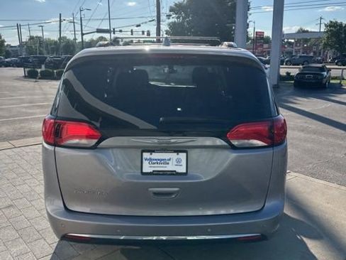 Used 2018 Chrysler Pacifica Touring-L FWD image 9