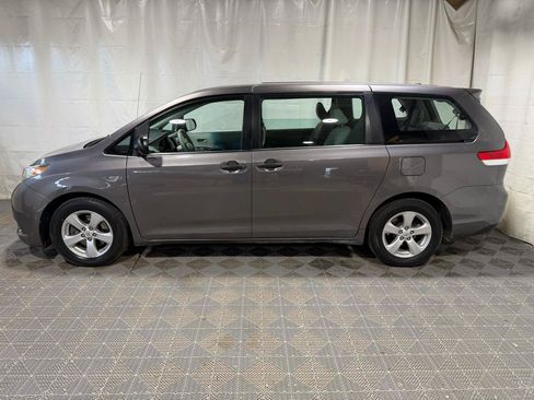 Used 2011 Toyota Sienna w/ Towing Pkg FWD image 5