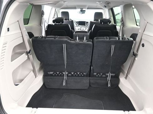 Used 2023 Chrysler Pacifica Touring-L image 6