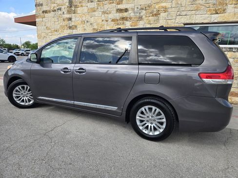 Used 2012 Toyota Sienna XLE image 3