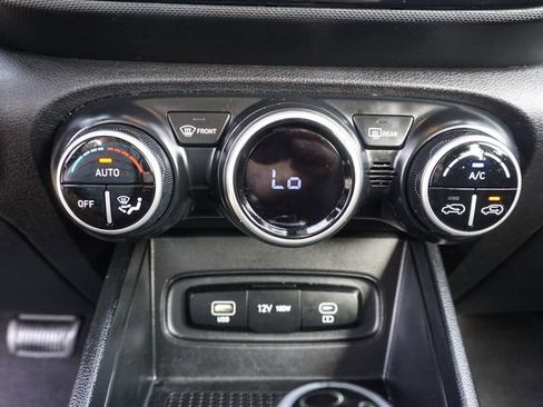 Used 2025 Hyundai Venue SEL FWD image 18