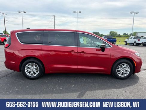 Used 2025 Chrysler Pacifica Select FWD image 6