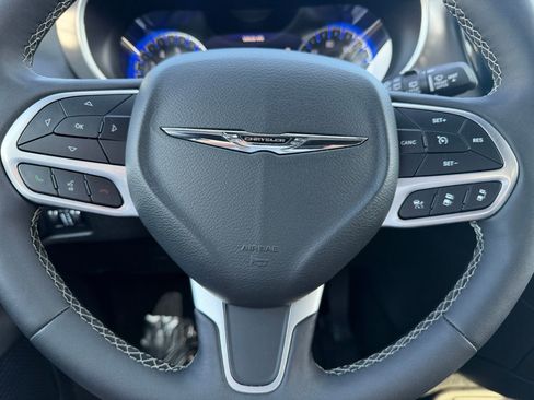 Used 2025 Chrysler Pacifica Select image 21