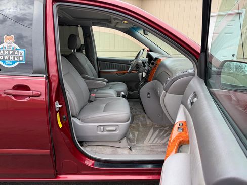 Used 2008 Toyota Sienna XLE Limited image 3