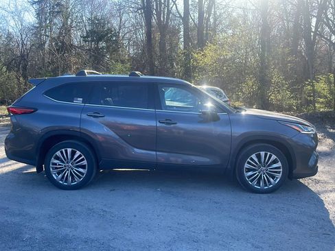 Used 2023 Toyota Highlander Platinum image 12