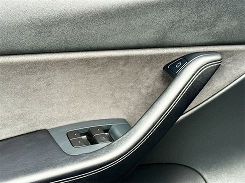 Used 2021 Tesla Model Y Long Range image 25