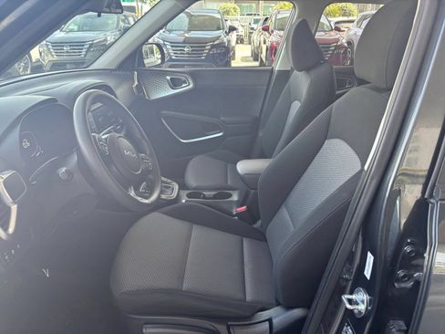 Used 2025 Kia Soul LX w/ LX Technology Package FWD image 25