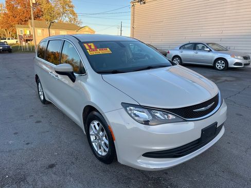 Used 2017 Chrysler Pacifica Touring image 4