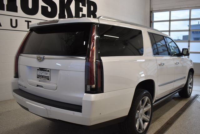 Used 2017 Cadillac Escalade ESV Premium Luxury AWD/4WD image 4