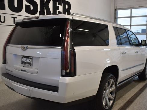 Used 2017 Cadillac Escalade ESV Premium Luxury AWD/4WD image 4