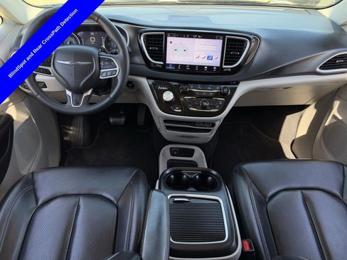 Used 2023 Chrysler Pacifica Touring-L image 13