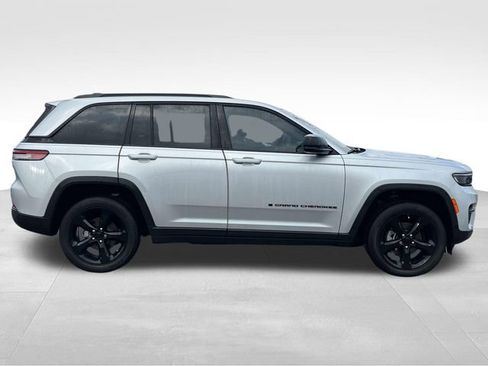 Used 2023 Jeep Grand Cherokee Altitude image 8