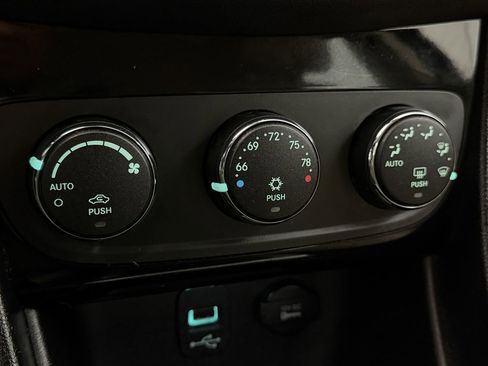 Used 2013 Chrysler 200 Limited image 19