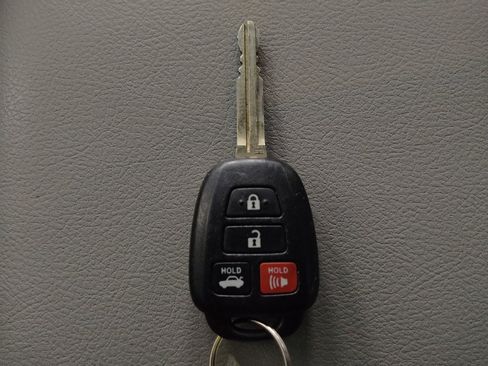 Used 2017 Toyota Camry XLE FWD image 32
