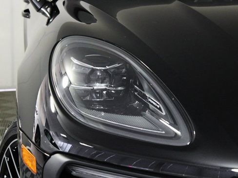 Certified 2025 Porsche Macan AWD/4WD image 11
