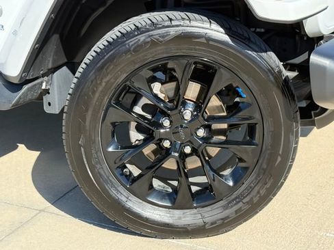 Used 2022 Jeep Wrangler Unlimited Sahara w/ Cold Weather Group AWD/4WD image 2