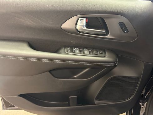 New 2026 Chrysler Pacifica Select image 4