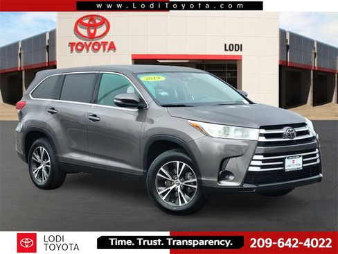 Used 2019 Toyota Highlander LE image 1
