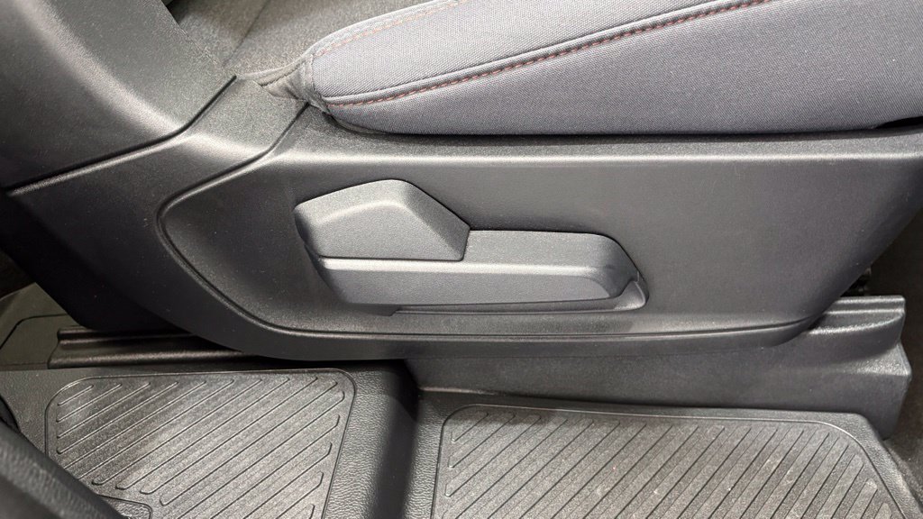 Used 2025 Ford Explorer Active AWD/4WD image 33