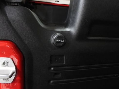 Used 2021 Jeep Wrangler Unlimited Rubicon w/ Cold Weather Group AWD/4WD image 14