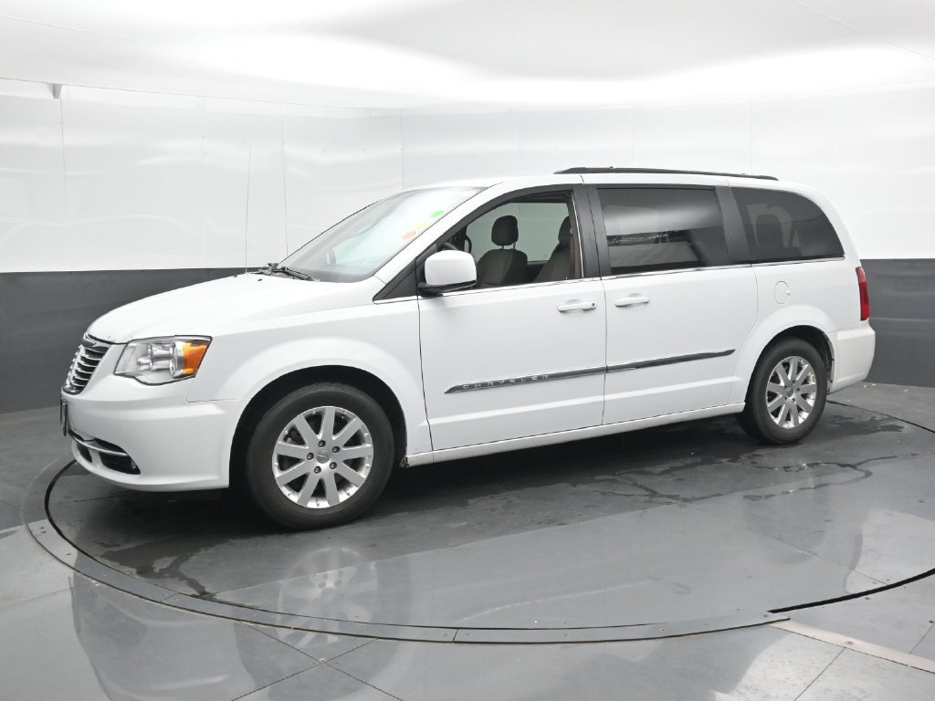 Used 2016 Chrysler Town & Country Touring FWD image 8