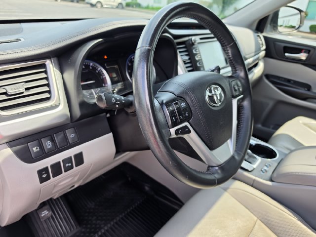 Used 2018 Toyota Highlander Limited AWD/4WD image 20