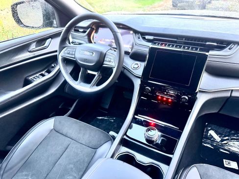 New 2025 Jeep Grand Cherokee Altitude image 16