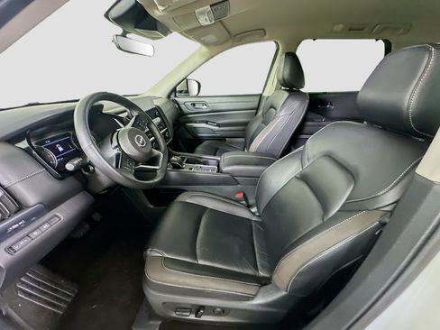 Used 2023 Nissan Pathfinder SL w/ Black Appearance Package FWD image 13