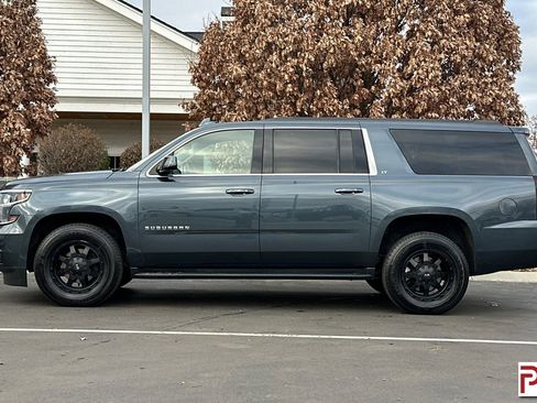 Used 2019 Chevrolet Suburban LT image 7