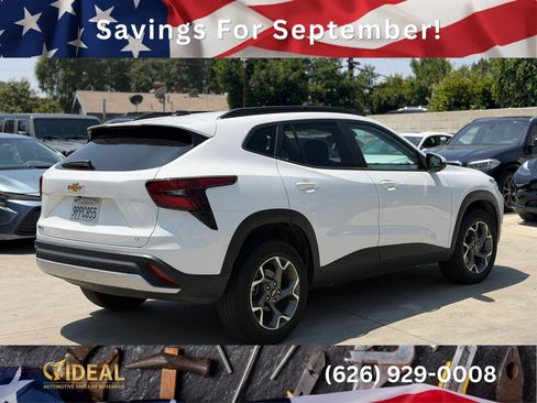 Used 2025 Chevrolet Trax LT FWD image 2