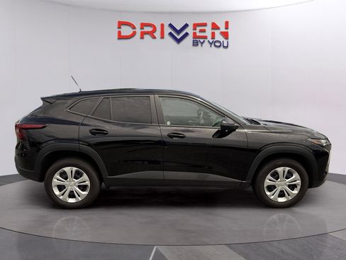 Used 2025 Chevrolet Trax LS FWD image 6