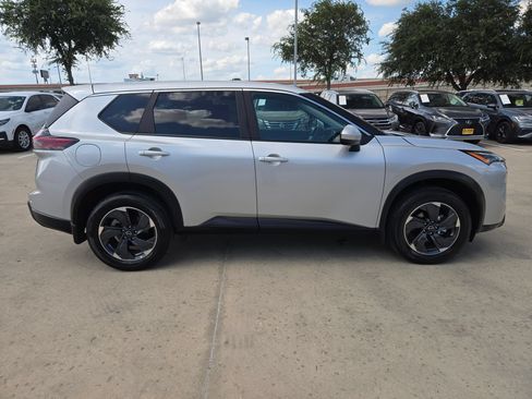 Used 2025 Nissan Rogue SV FWD image 2
