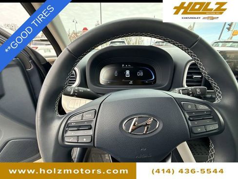 Used 2025 Hyundai Venue Limited image 11