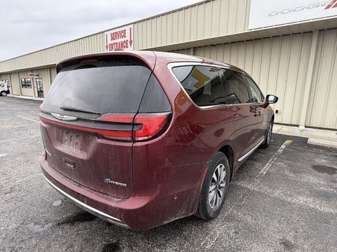 Used 2022 Chrysler Pacifica Limited image 3