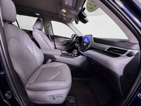 Used 2024 Toyota Highlander Platinum FWD image 30