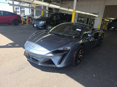 Used 2024 McLaren Artura RWD image 1