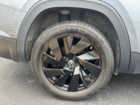 Used 2024 Volkswagen Atlas SE w/ Black Wheel Package FWD image 8