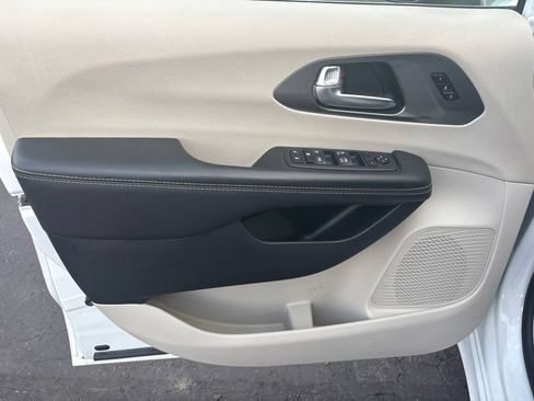 Certified 2023 Chrysler Pacifica Touring-L FWD image 14
