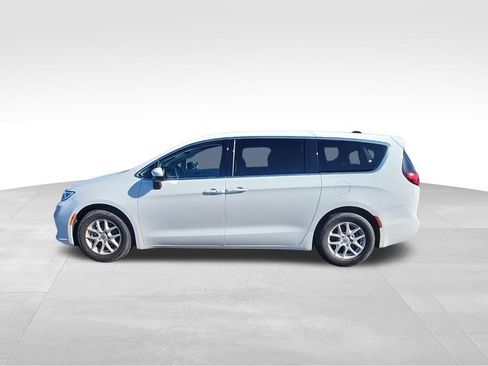 Used 2023 Chrysler Pacifica Touring-L image 15