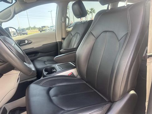 Used 2024 Chrysler Pacifica Touring-L FWD image 17