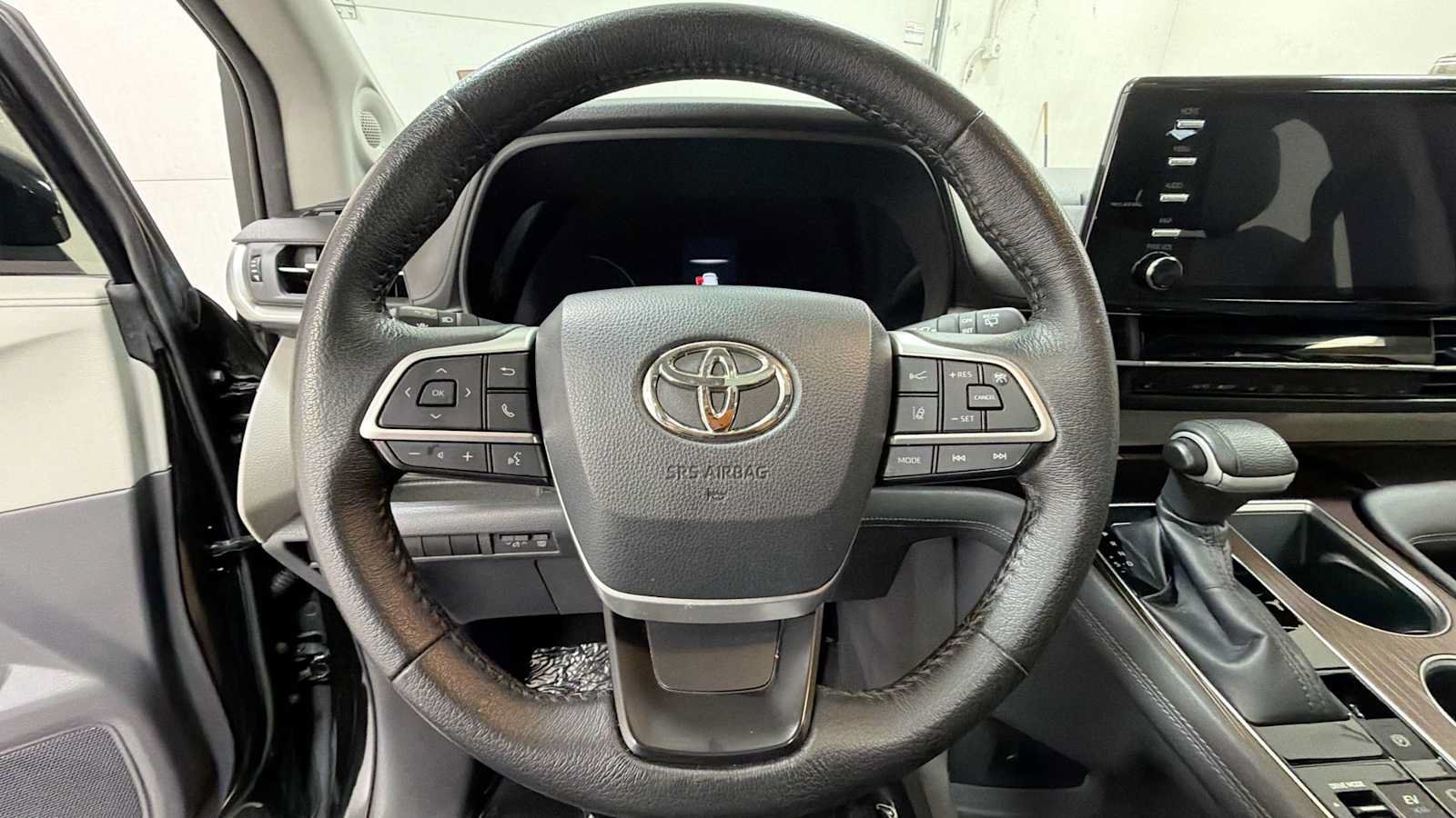 Certified 2022 Toyota Sienna XLE w/ XLE Plus Package FWD image 16