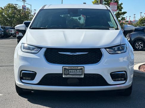 Used 2023 Chrysler Pacifica Touring-L FWD image 9