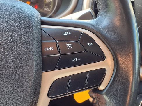 Used 2018 Jeep Cherokee Latitude FWD image 20